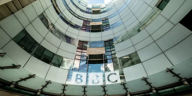 UK : menacée de perdre sa redevance publique, la BBC en appelle à Bain