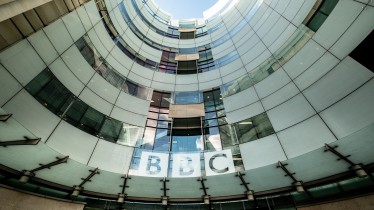 UK : menacée de perdre sa redevance publique, la BBC en appelle à Bain