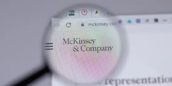 Malgré une activité record, McKinsey taille dans les fonctions supports