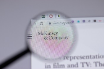 Malgré une activité record, McKinsey taille dans les fonctions supports