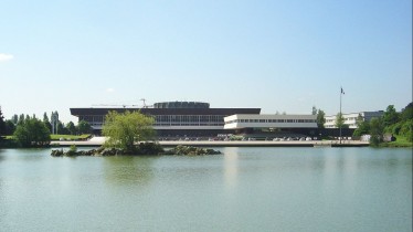 campus-de-lecole-polytechnique-vue-du-lac