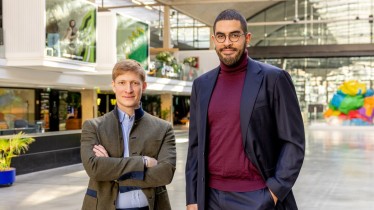 george-bakkara-get-hamza-jadouaneen-sortant-du-train-un-velo-vous-attend