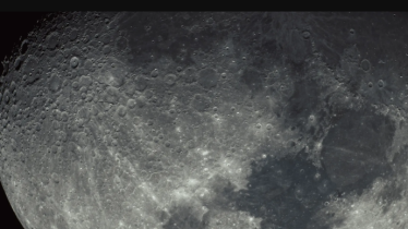 la-surface-de-la-lune-filmee-par-la-mission-artemis-ii-avec-une-gopro