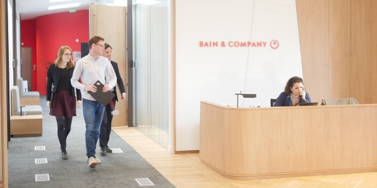 Bain double son capital en France pour « investir et recruter »